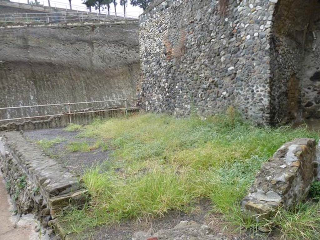 Herculaneum, September 2015. Sacred Area terrace, looking towards the south end of the west end of the terrace.