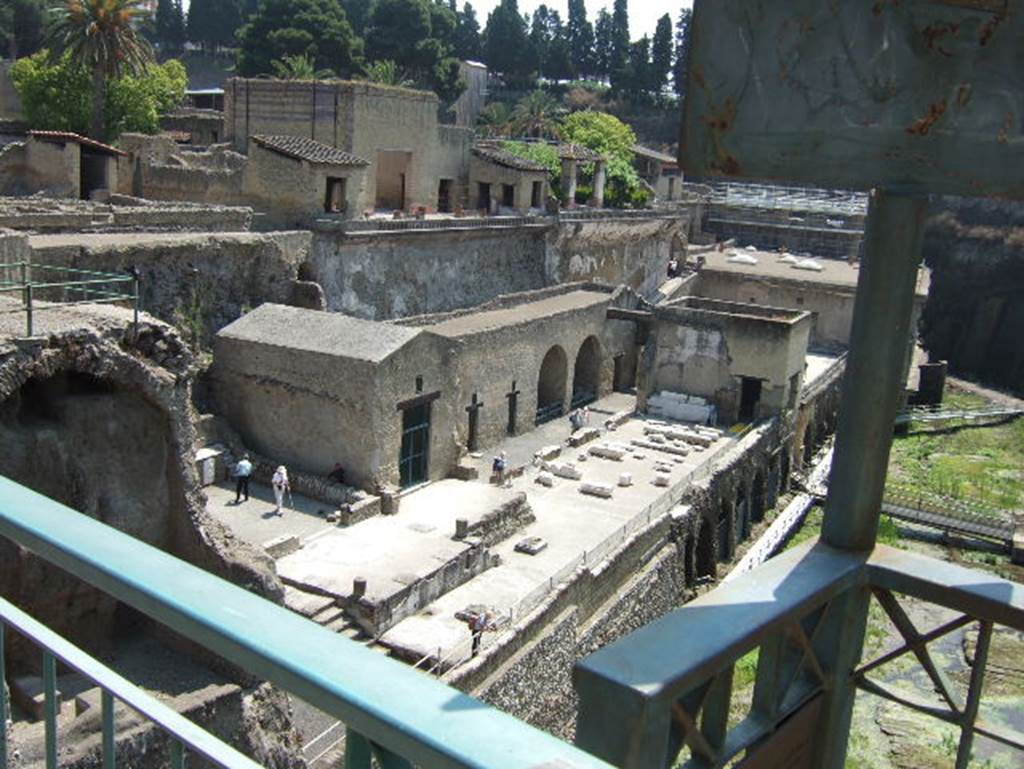 Herculaneum, May 2006. Looking east towards the Sacred Area, with the terrace of the House of the Mosaic Atrium, above it.
