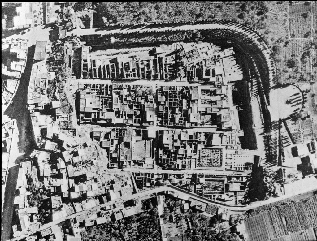 Herculaneum from the air. 1958. Maivri, 1958 Ercolano, I,p.19.f 22 oM.
At the top of the photo, northern end, are the houses of Resina, now known as Ercolano.
Photo used with the permission of the Institute of Archaeology, University of Oxford. File name instarchbx116im006 Resource ID 42234. 
