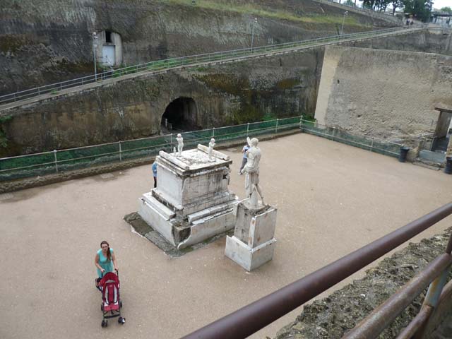 Herculaneum, September 2015. Looking south onto the Terrace of Marcus Nonius Balbus, from the end of Cardo V.
