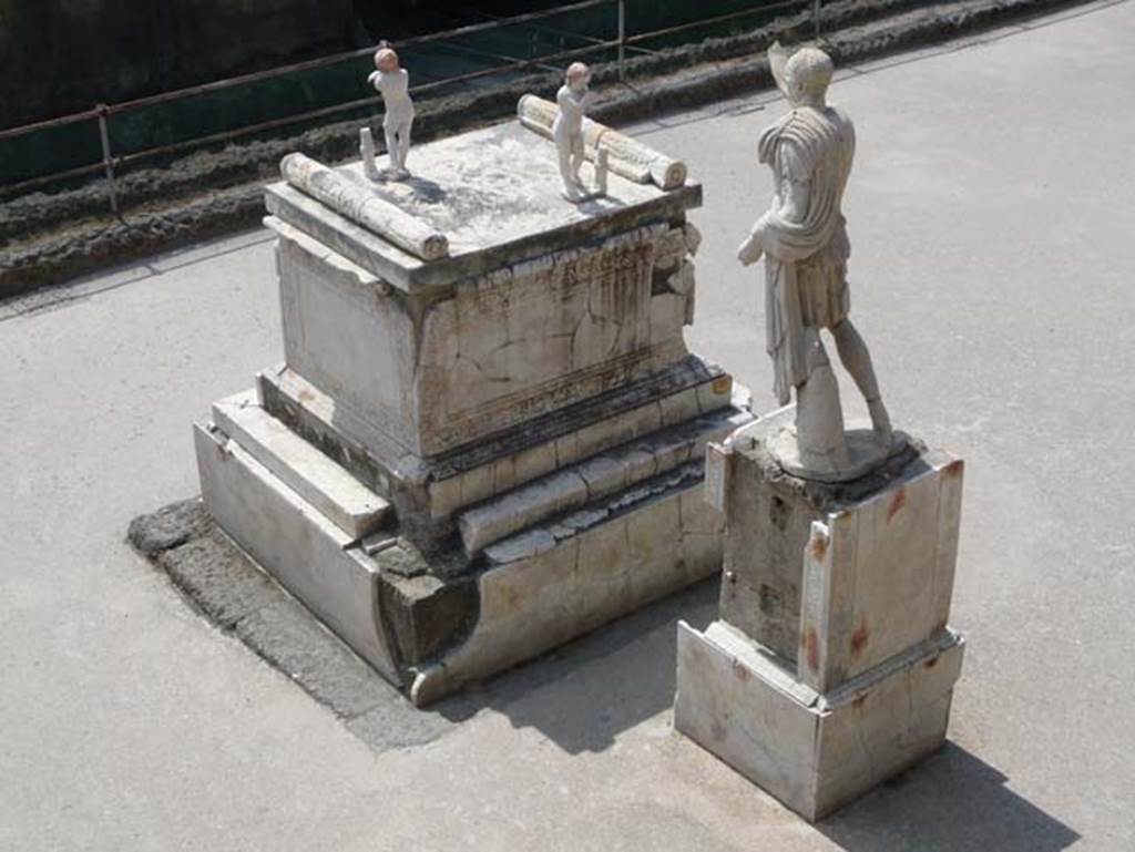 Herculaneum, September 2017. Memorial altar to Marcus Nonius Balbus and his statue. 
Photo courtesy of Klaus Heese.
