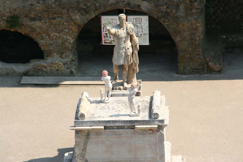 Herculaneum, August 2021. Looking west across Terrace of Balbus towards altar and statues. Photo courtesy of Robert Hanson.
