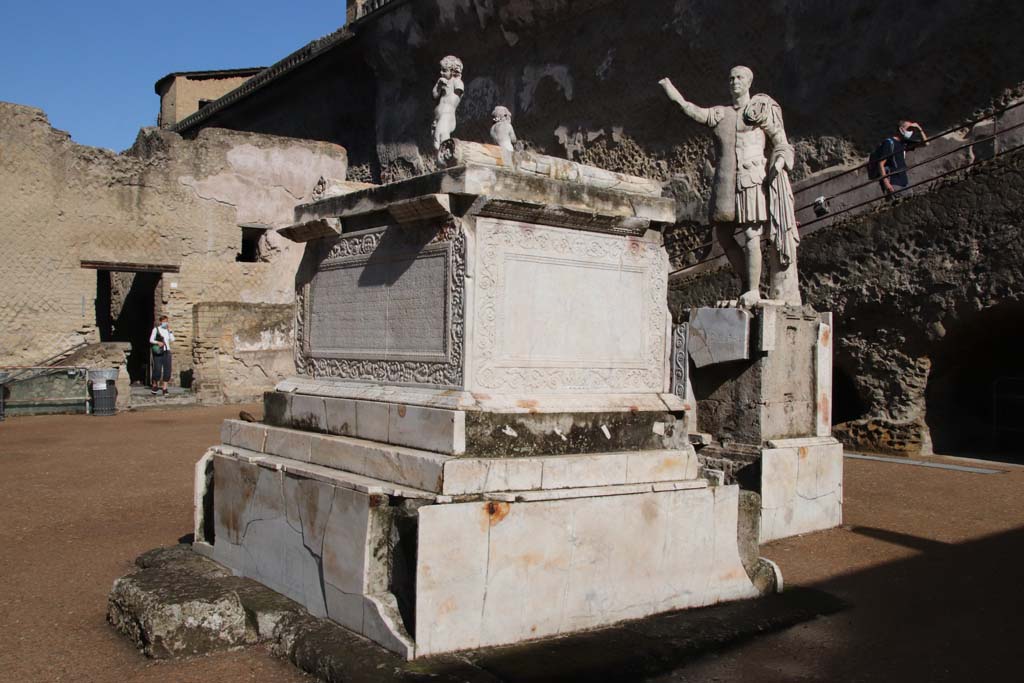 Herculaneum, August 2013. Looking north-west towards altar and statues. Photo courtesy of Buzz Ferebee. 