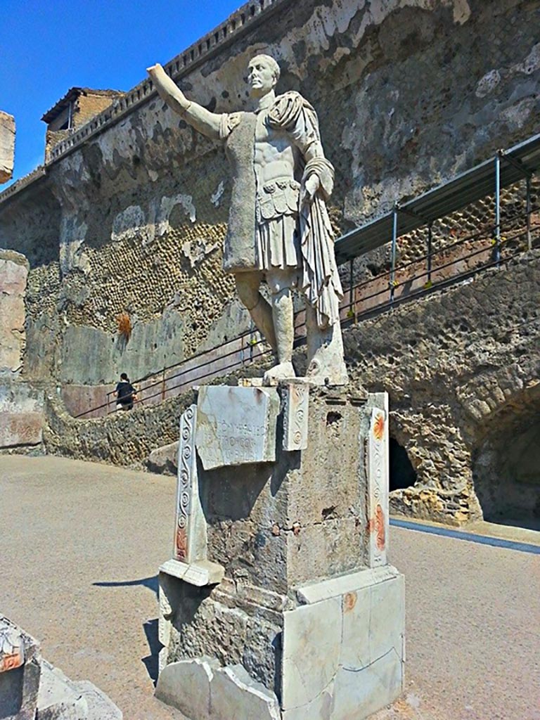 Herculaneum, October 2020. Detail from statue of Marcus Nonius Balbus. Photo courtesy of Klaus Heese.