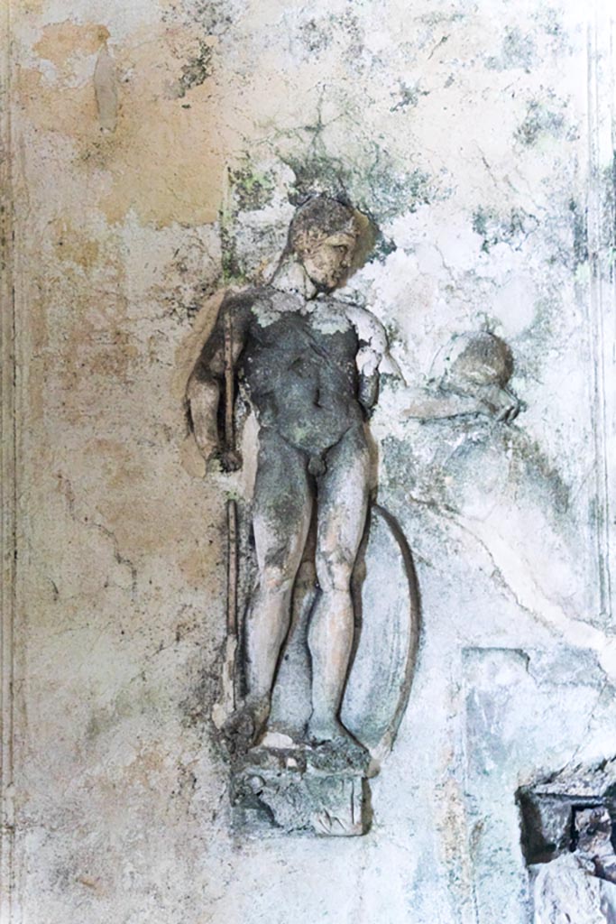 Suburban Baths, Herculaneum. October 2001. Detail of stucco warrior with spear and shield, from wall of tepidarium. Photo courtesy of Peter Woods.
