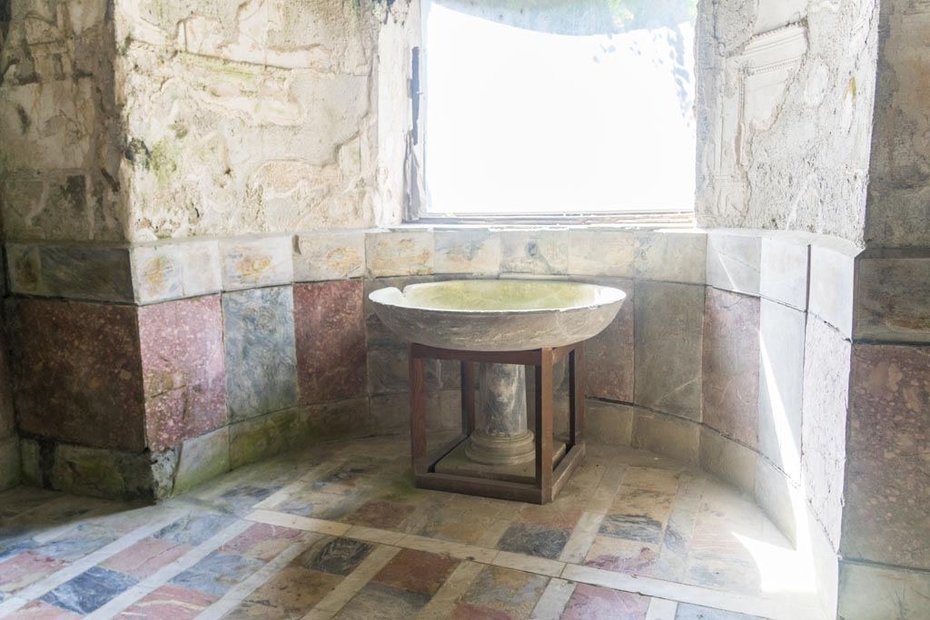 Herculaneum Suburban Baths. October 2023. 
Smaller original caldarium, looking south towards window in alcove with marble basin for cold water (labrum). Photo courtesy of Johannes Eber. 
