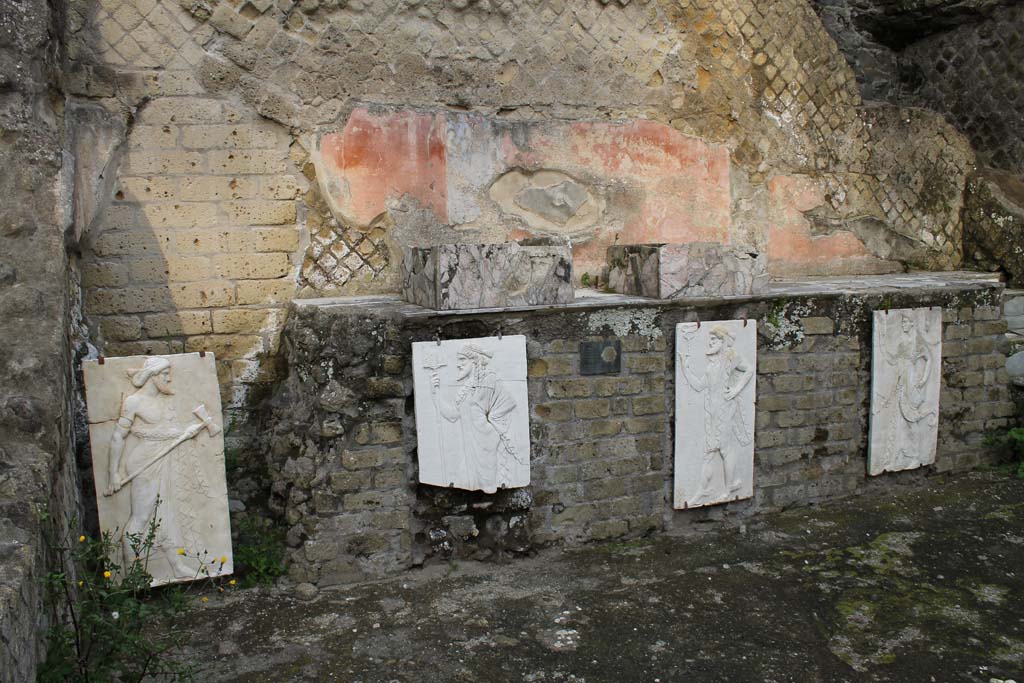 Herculaneum, April 2018. Reproduction relief of Mercury, from the shrine of Four Gods on the Sacred Area terrace. Photo courtesy of Ian Lycett-King. Use is subject to Creative Commons Attribution-NonCommercial License v.4 International.
