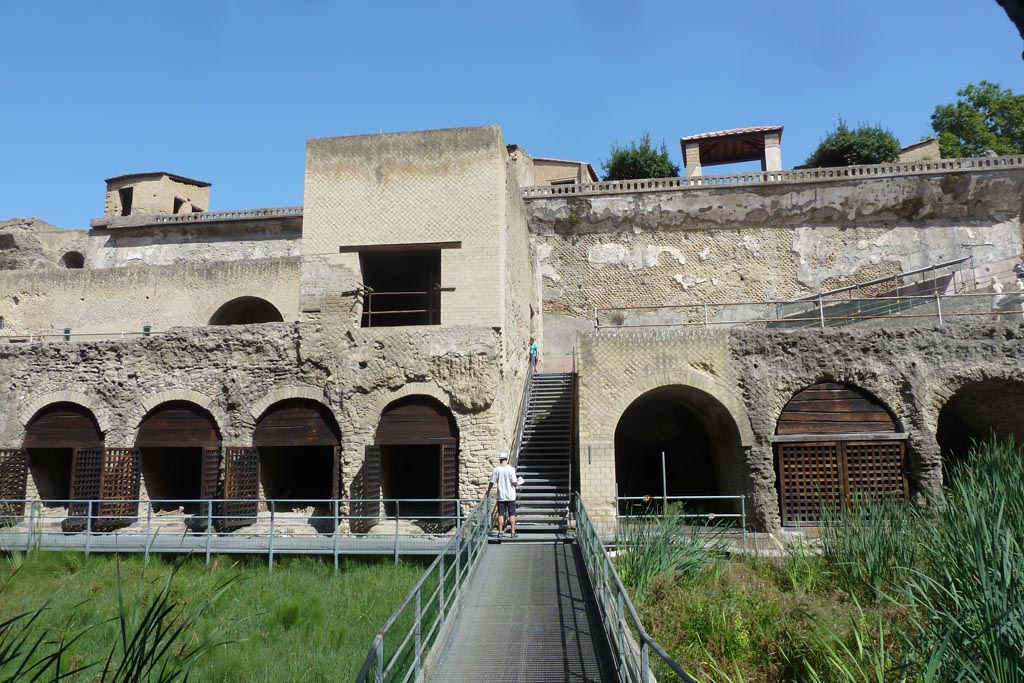 Herculaneum. September 2014. 
Looking north from beachfront towards steps to the terrace of Balbus, above. Photo courtesy of Larry Turner.
