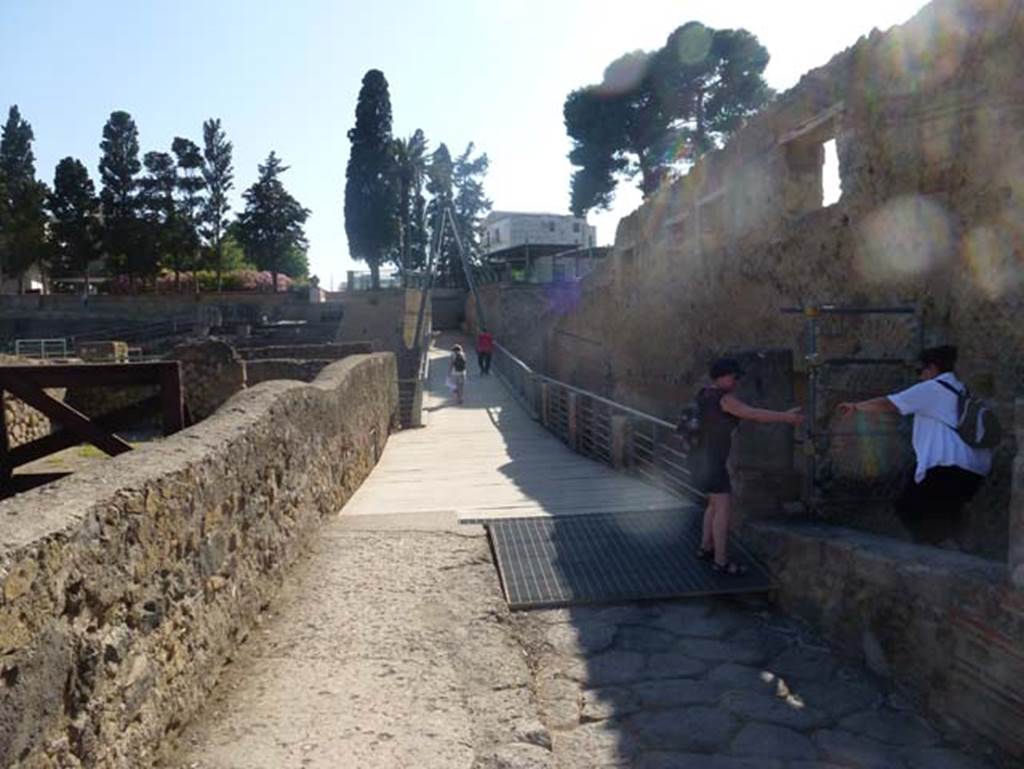 Cardo III Inferiore, Herculaneum. September 2015. Looking towards entrance doorway of III.1 on east side of Cardo III Inferiore.
Photo courtesy of Michael Binns.

