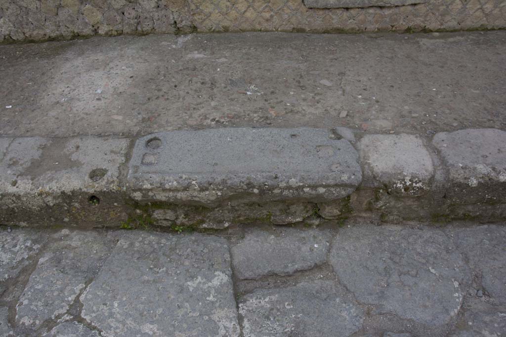 Herculaneum. March 2019. Cardo III, pavement edging on east side, probably a re-used doorway threshold.
Foto Annette Haug, ERC Grant 681269 DÉCOR.

