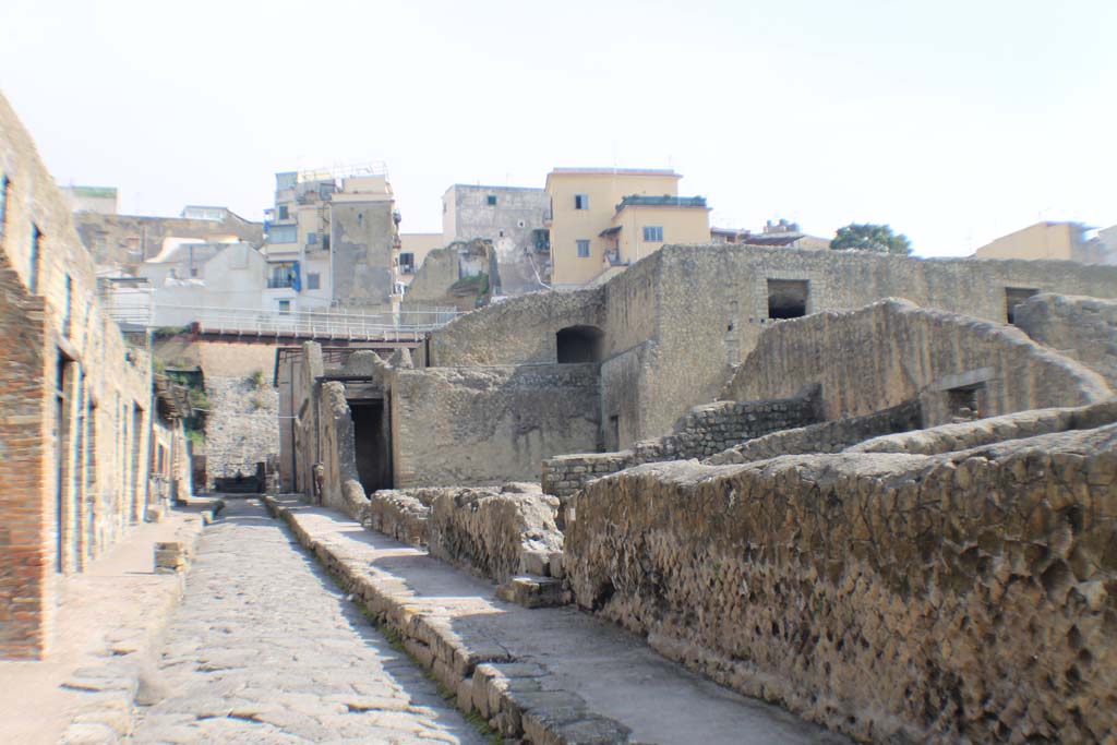 Cardo III, Herculaneum. March 2019. Looking north from junction with Decumanus Inferiore, from between VII.2 and VI.3.  
Foto Annette Haug, ERC Grant 681269 DÉCOR.
