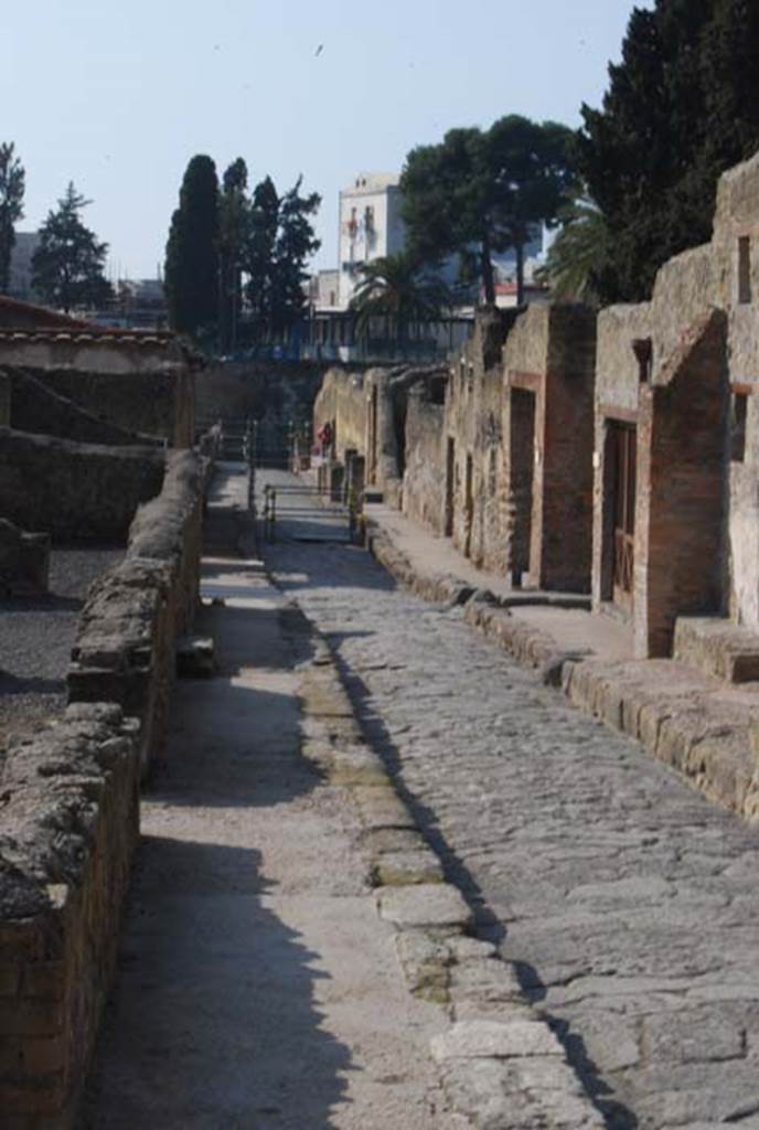 Cardo III, Herculaneum. February 2008. Looking south, from near entrance to central baths.
Photo courtesy of Nicolas Monteix.
