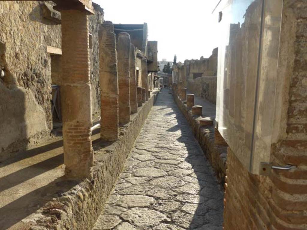 Looking south along Cardo IV Superiore from corner with Decumanus Maximus. September 2015.