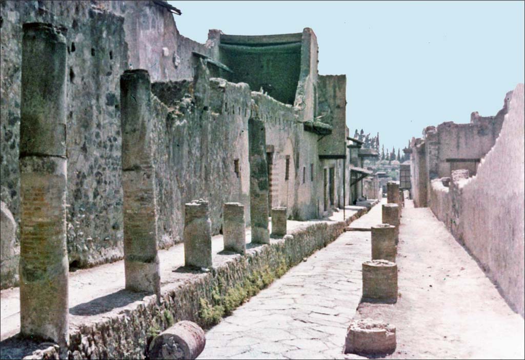 Cardo IV, Herculaneum. June 1962. Looking south from north end, from between Ins. V, on left, and Ins. VI, on right.
Photo by Brian Philp: Pictorial Colour Slides, forwarded by Peter Woods
(H42.1 Herculaneum Typical Street).

