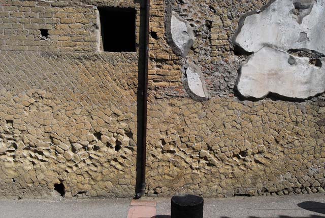 Cardo IV, west side, Herculaneum. May 2004. 
Exterior façade, remains of column and pavement between VI.8 and VI.9. 
Photo courtesy of Nicolas Monteix.

