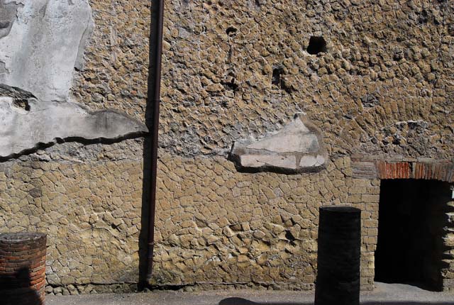 Cardo IV, west side, Herculaneum. June 2008. Exterior upper wall above VI.9. Photo courtesy of Nicolas Monteix.