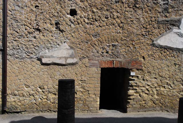 Cardo IV, west side, Herculaneum, June 2008. Exterior upper wall between VI.9, on left, and VI.10, on right.
Photo courtesy of Nicolas Monteix.


