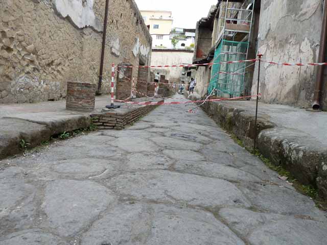 Cardo IV Inferiore, Herculaneum. September 2015. Cardo IV Inferiore, on left, at junction with Decumanus Inferiore, on right. III.10 is on right.
Photo courtesy of Michael Binns.


