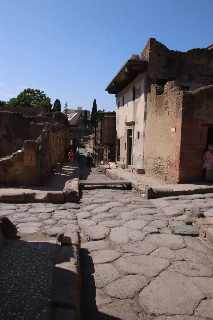 Cardo IV, Herculaneum. September 2019. Looking south from junction with Decumanus Inferiore, on left and right.
Photo courtesy of Klaus Heese. 
