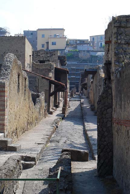 Cardo IV Inferiore, Herculaneum, September 2015. 
Looking south down ramped passageway, at south end of Cardo IV Inferiore.
This would appear to have joined with the passageway from the end of Cardo V, and then jointly led down to the beachfront.
