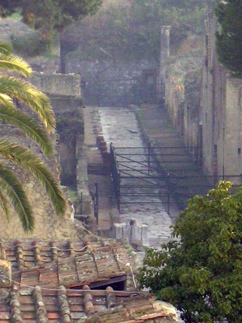 Cardo V Inferiore, Herculaneum, September 2015. Looking south between Ins. Or. II.3 on left, and fountain and Ins. IV 16 on right.