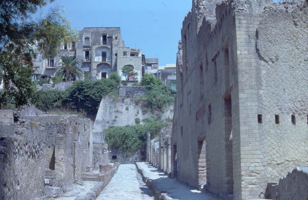 Cardo V Inferiore, Herculaneum. October 2001. Looking south towards fountain on corner near Ins. IV 16 on right. Photo courtesy of Peter Woods.
