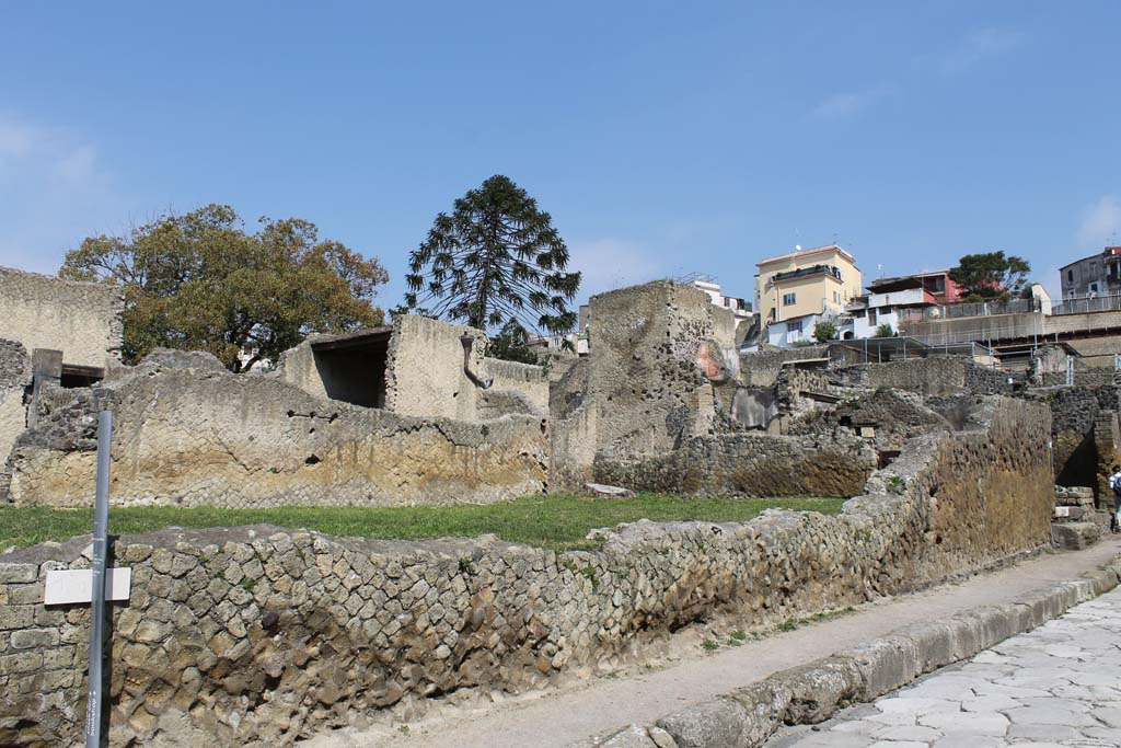 Cardo V, Herculaneum, September 2015. Looking south from near Ins. Or. II.4, on left, and fountain, on right. 