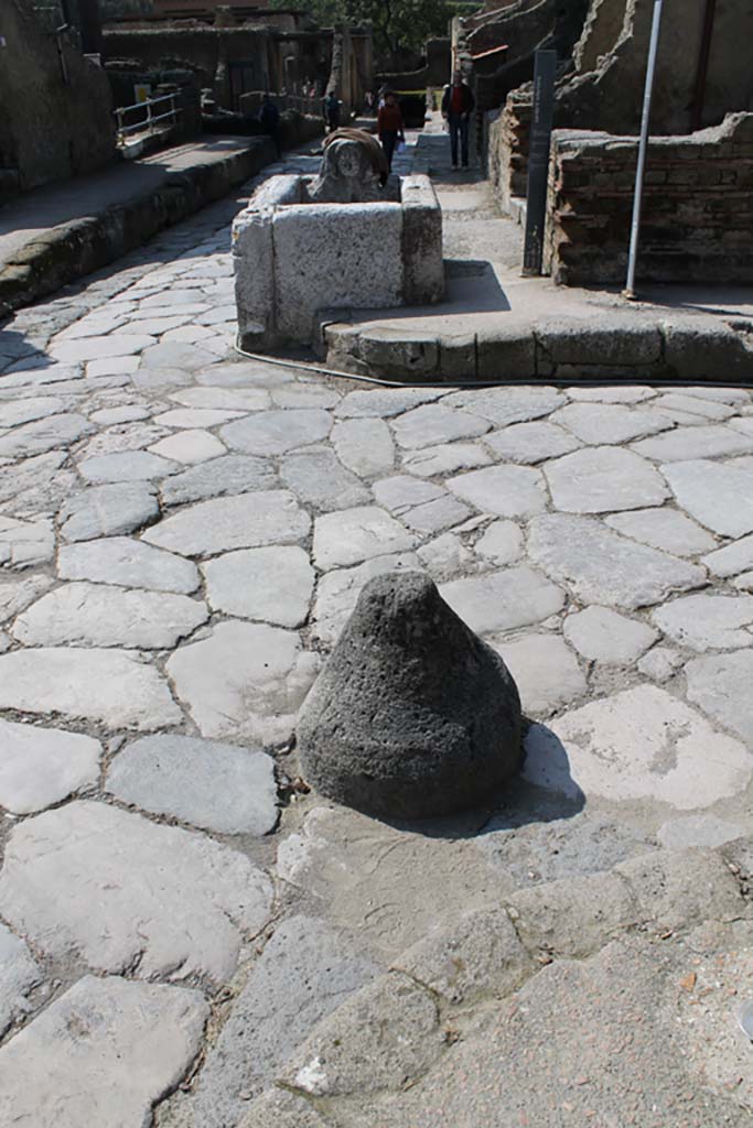 Cardo V, Herculaneum, October 2020, in the year of the pandemic.
Looking north towards the fountain at the junction with Decumanus Inferiore, near IV.15/16.
Photo courtesy of Klaus Heese.
