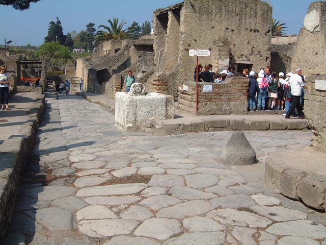 Cardo V, Herculaneum. September 2019. 
Looking north from near the fountain at the junction with Decumanus Inferiore, near IV.15/16..
Photo courtesy of Klaus Heese.
