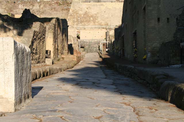 Cardo V, Herculaneum. June 2005. 
West wall at south end, under vaulted entrance from roadway down to beachfront.
Photo courtesy of Nicolas Monteix.
