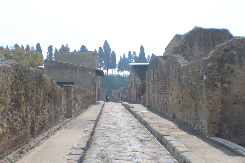 Decumanus inferior, Herculaneum. May 2010. Looking east along north side of Ins. III, and III.6, on its corner.

