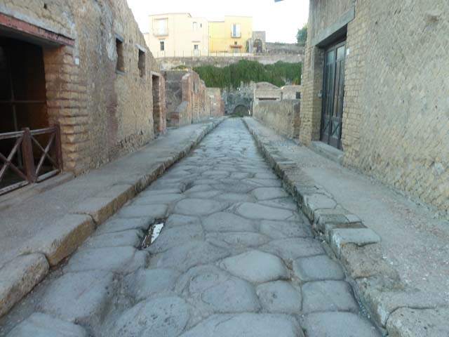 Decumanus Inferiore, Herculaneum. May 2004. Looking west towards junction with Cardo IV.
Photo courtesy of Nicolas Monteix.
