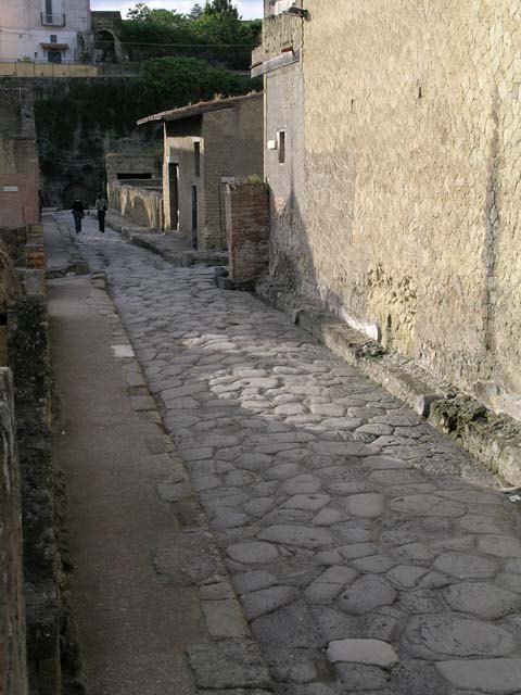Decumanus Inferiore, Herculaneum. September 2015. Decumanus Inferiore, on right, at junction with Cardo IV Inferiore, on left. III.10 is on right,
Photo courtesy of Michael Binns.

