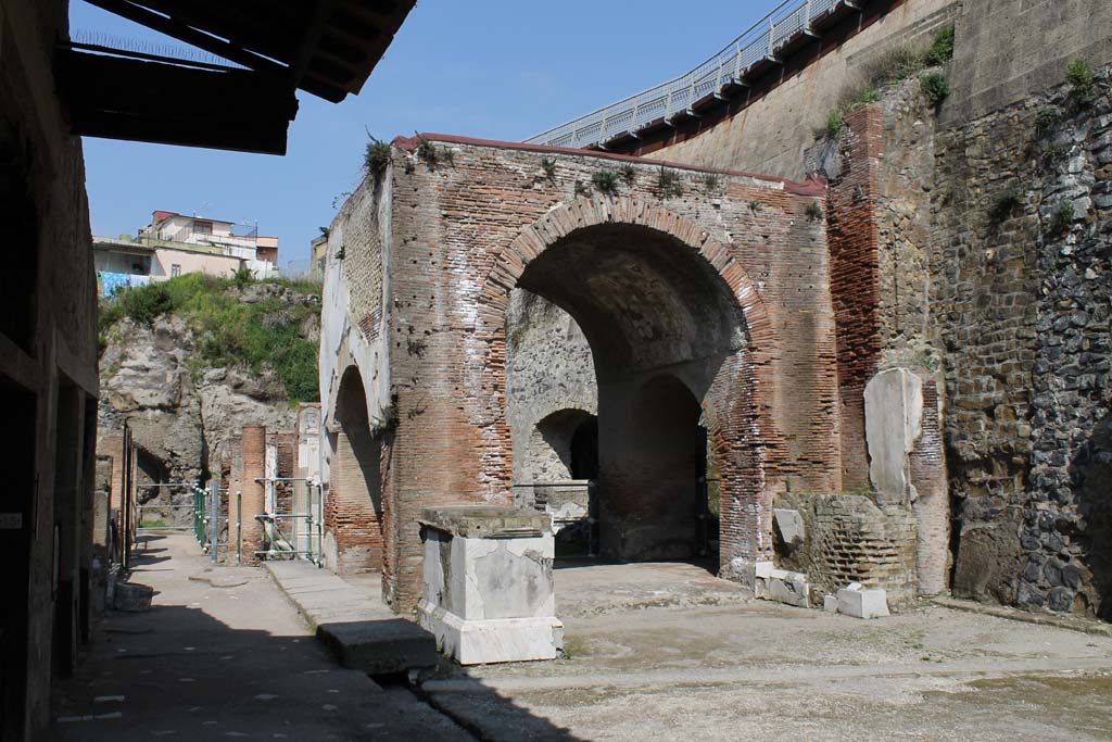 Herculaneum, September 2015. Looking east from four-sided Arch, along the Decumanus Maximus.