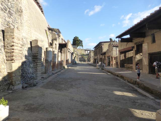 Decumanus Maximus, August 2021. Looking towards north side with shops under colonnade. Photo courtesy of Robert Hanson.