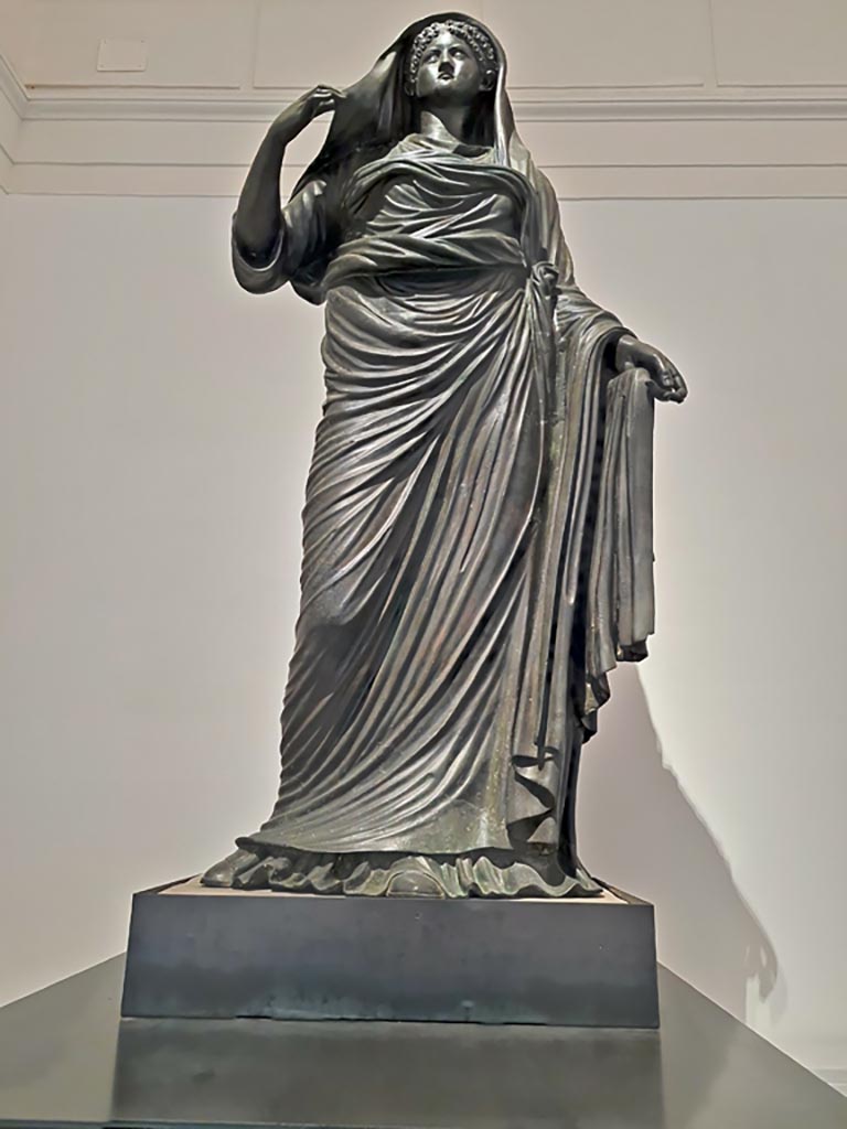 Herculaneum theatre. April 2023. 
Detail of bronze statue of Agrippina, inv. 5612. Photo courtesy of Giuseppe Ciaramella.

