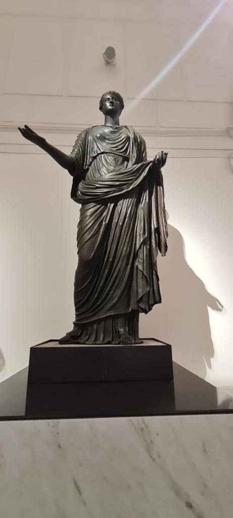 Herculaneum theatre. April 2023. 
Bronze statue of Antonia Minor, inv. 5599. Photo courtesy of Giuseppe Ciaramella.
