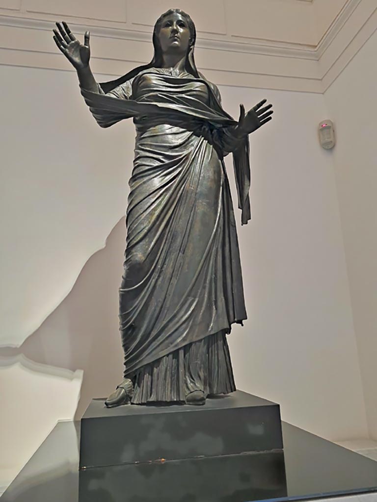 Herculaneum Theatre. April 2023. 
Detail of bronze statue of Livia, inv. 5589. Photo courtesy of Giuseppe Ciaramella.

