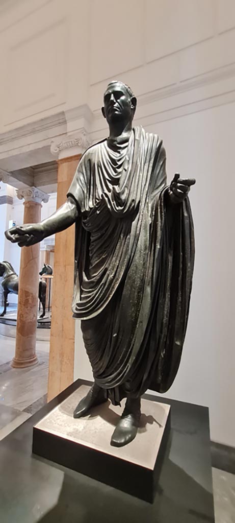 Herculaneum theatre. April 2023. 
Bronze statue of Marcus Calatorius Quartio, inv. 5597.
On display in “Campania Romana” gallery in Naples Archaeological Museum. 
Photo courtesy of Giuseppe Ciaramella.
