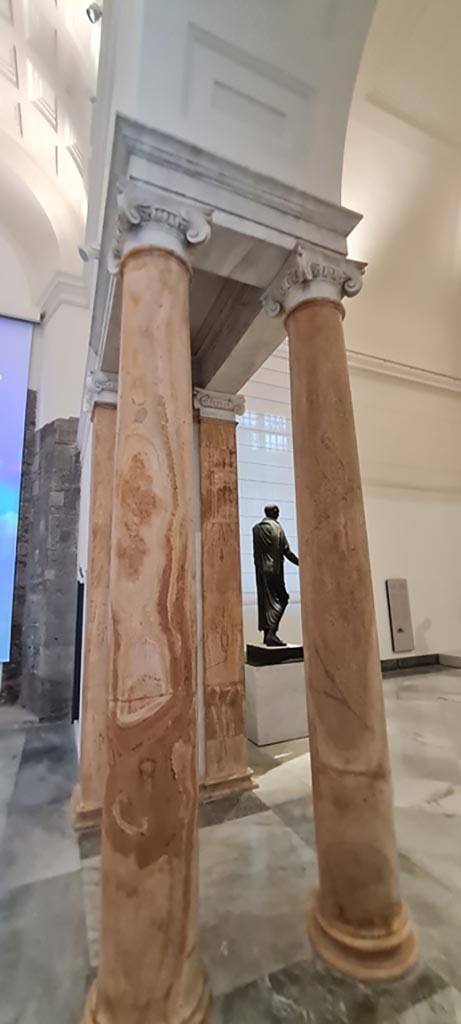 Naples Archaeological Museum, April 2023.
Detail of marble columns and pilasters, part of the “Campania Romana” gallery. 
Photo courtesy of Giuseppe Ciaramella.

