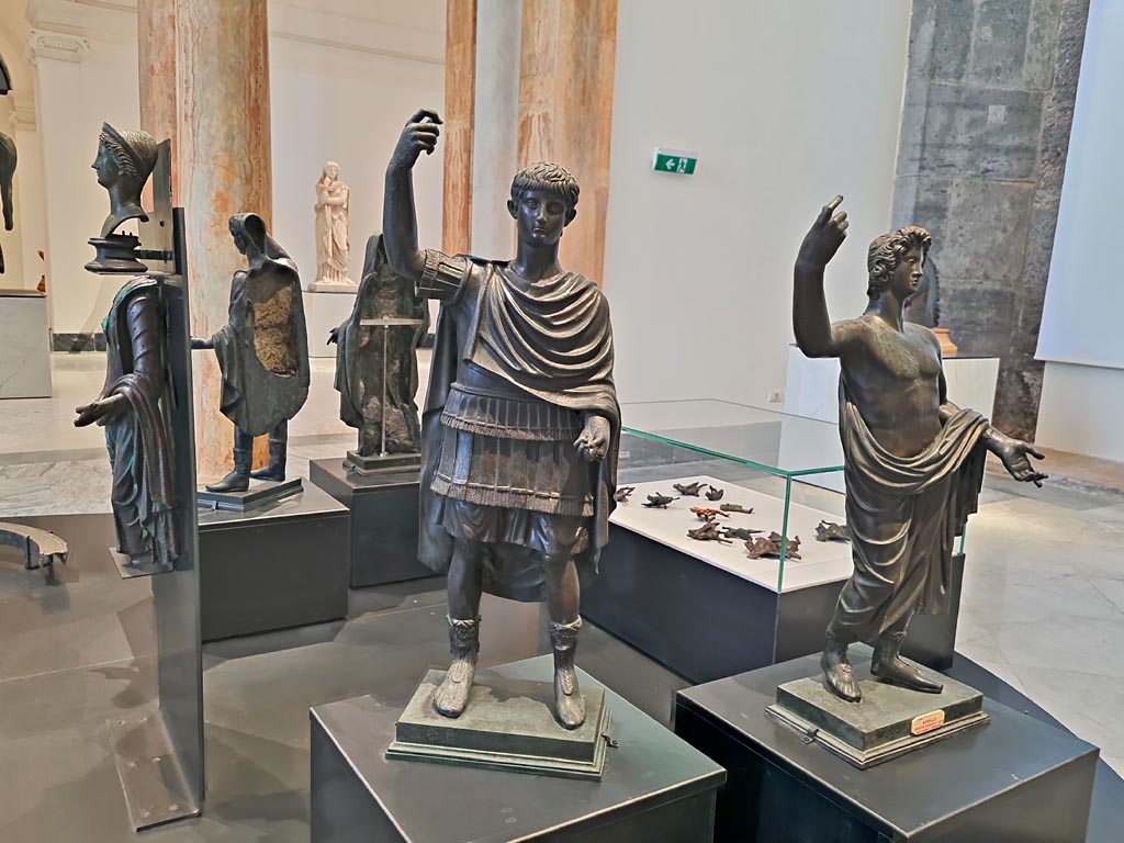 Herculaneum, April 2023. 
Bronzes statuettes from the parapet of the quadriga in “Campania Romana” gallery in Naples Archaeological Museum. Photo courtesy of Giuseppe Ciaramella.

