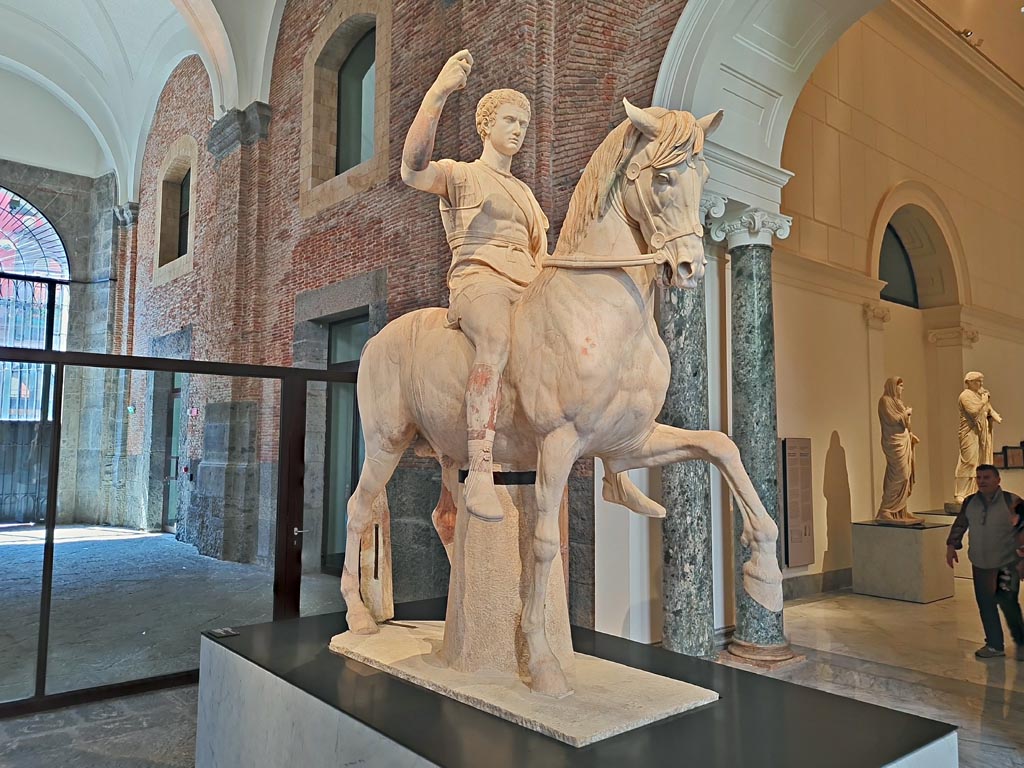 Herculaneum, public area. April 2023. 
White marble statue of Marcus Nonius Balbus, front view, on display in “Campania Romana” gallery of Naples Archaeological Museum, inv. 6014.  
Photo courtesy of Giuseppe Ciaramella.
