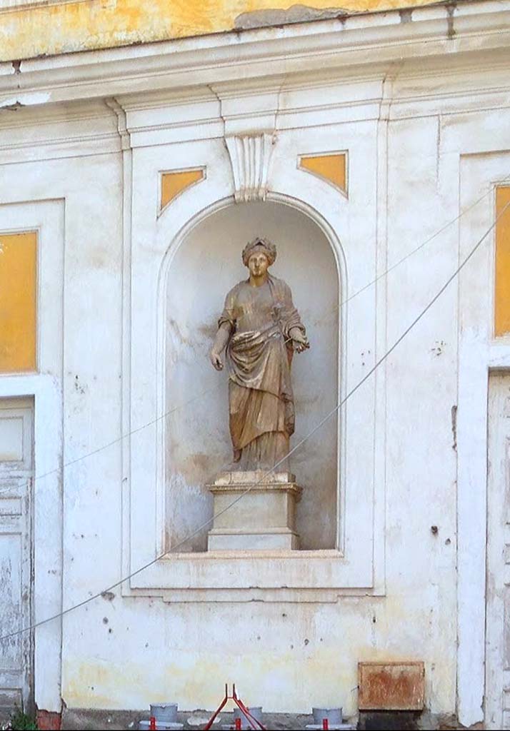 Herculaneum Theatre. Statue possibly from the Theatre, now in niche outside at the Royal Palace of Portici.
Photo courtesy of Davide Peluso.

