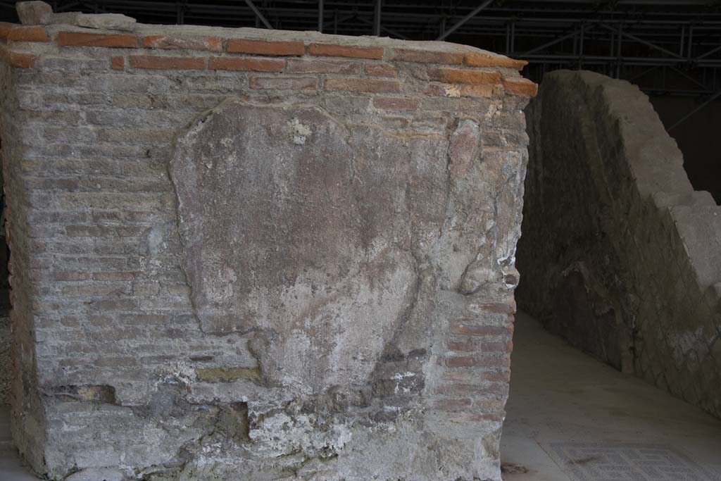 Villa dei Papiri, March 2019. Detail of remaining decoration on wall on west side of corridor (t), on right.
Foto Annette Haug, ERC Grant 681269 DÉCOR.


