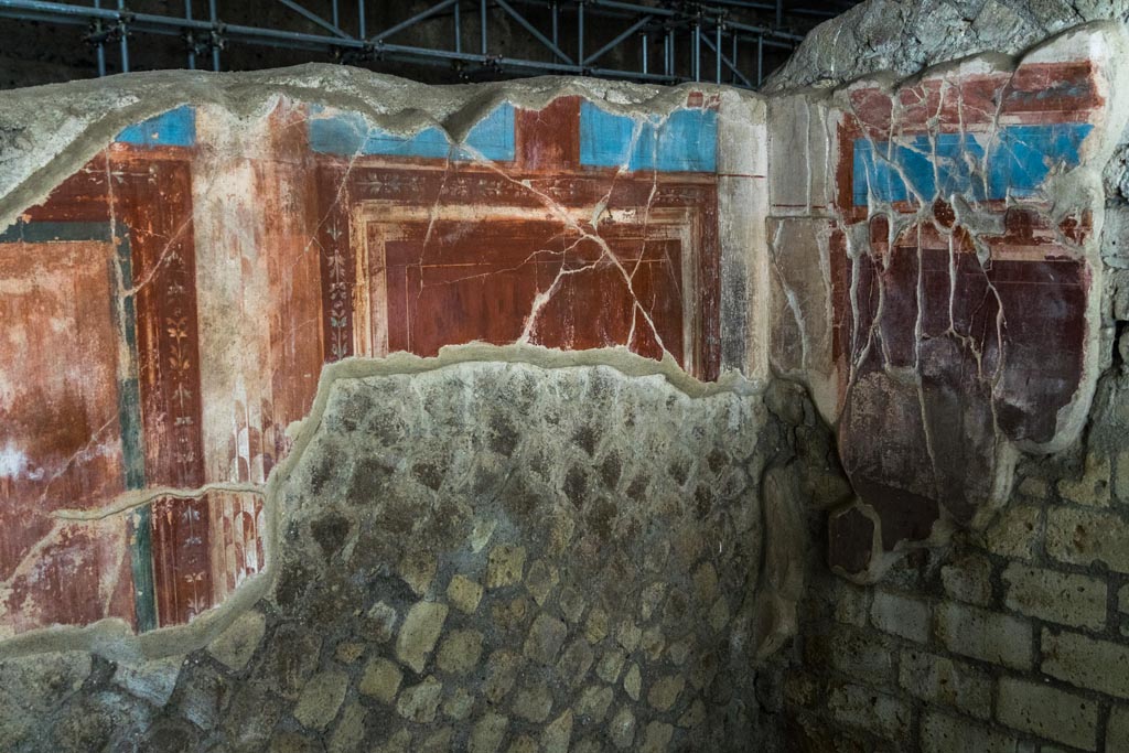 Herculaneum Villa dei Papiri. October 2023. 
Room (e), east ala, detail of painted decoration on north wall at east end, and north-east corner. Photo courtesy of Johannes Eber. 


