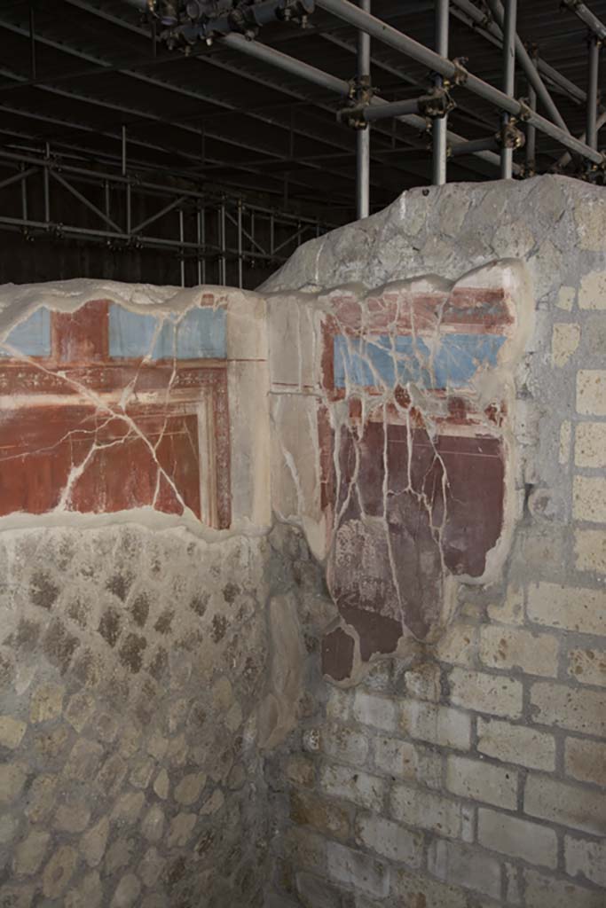 Villa dei Papiri, March 2019. 
North-east corner of ala, room (e), with remains of painted plaster.
Foto Annette Haug, ERC Grant 681269 DÉCOR.
