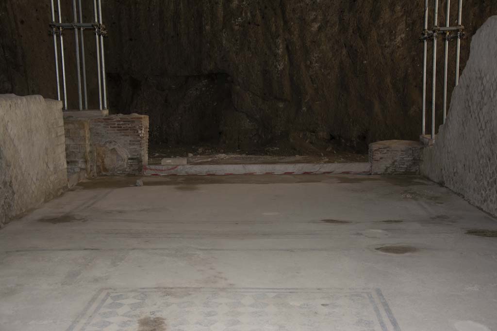 Villa dei Papiri, March 2019. Room l (L), looking east across flooring in triclinium.
Foto Annette Haug, ERC Grant 681269 DÉCOR.
