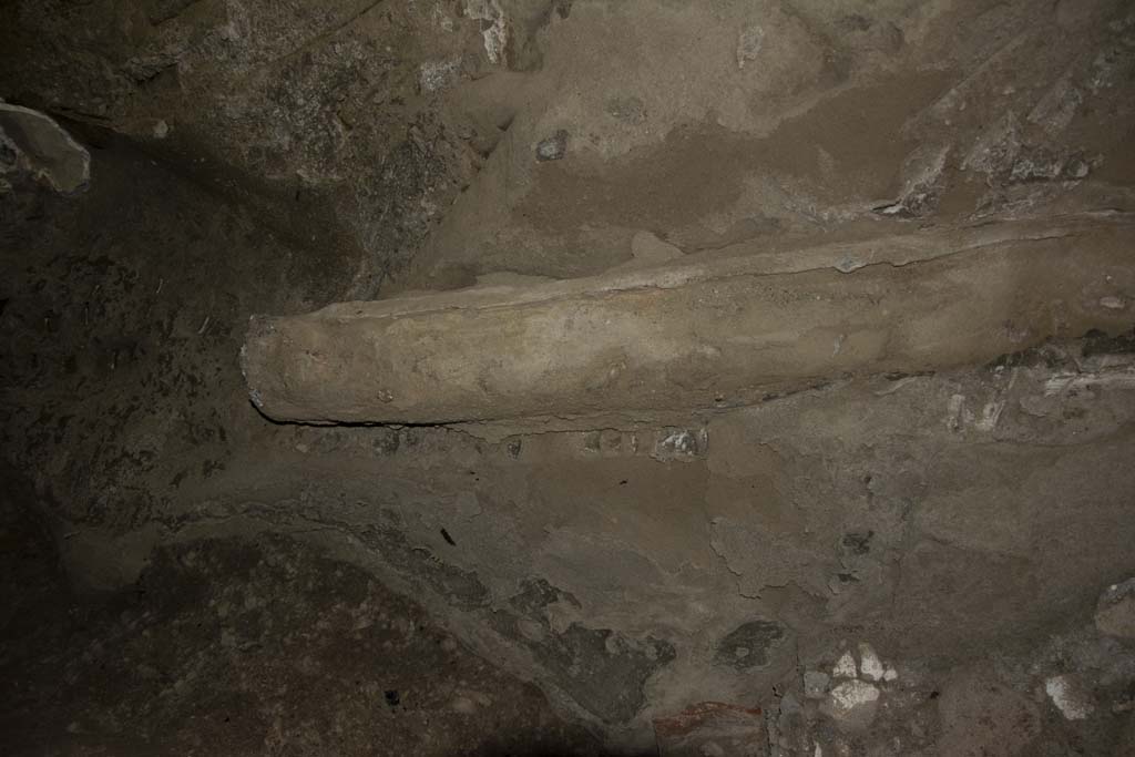 Villa dei Papiri, March 2019. Lead pipe (?) still embedded in wall of Bourbon tunnel.
Foto Annette Haug, ERC Grant 681269 DÉCOR.

