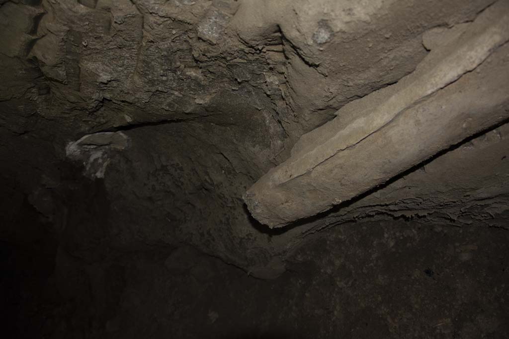 Villa dei Papiri, March 2019. Lead pipe (?) still embedded in wall of Bourbon tunnel.
Foto Annette Haug, ERC Grant 681269 DÉCOR.

