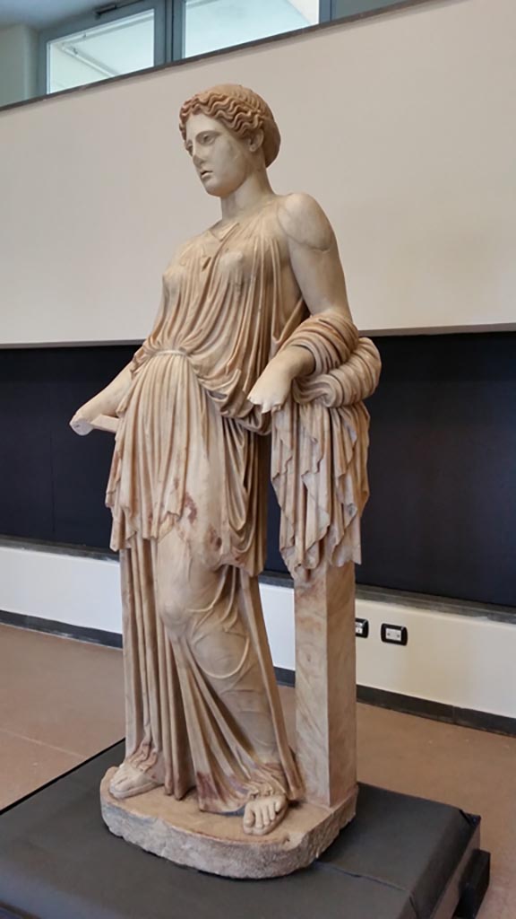 Villa dei Papiri, Herculaneum. June 2019. 
Statue of Peplophoros/Demeter found in area of collapsed “monumental structure”.
On display in exhibition, photo courtesy of Giuseppe Ciaramella.
